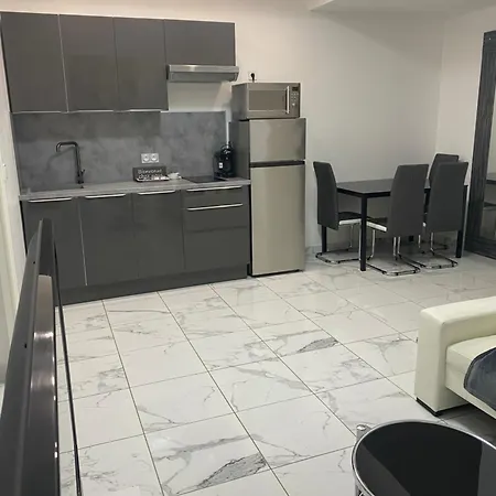 Appartement Loue 40 M2 Avec Son Patio Jacuzzi