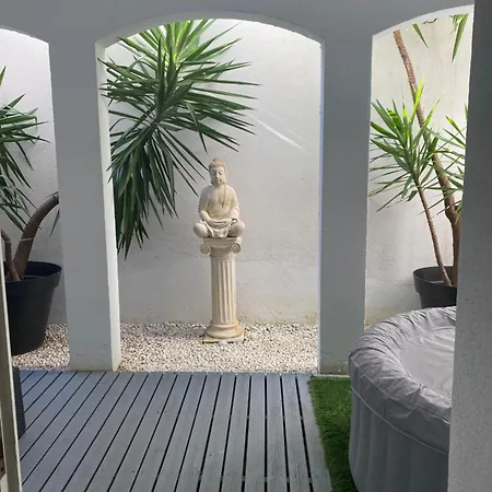 Apartment Loue 40 M2 Avec Son Patio Jacuzzi *